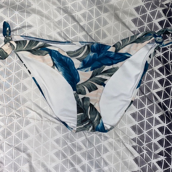 Hollister Other - Bikini Bottons